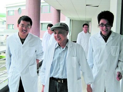 湖大教授患绝症仍守岗位 病床上逐字逐句改论文