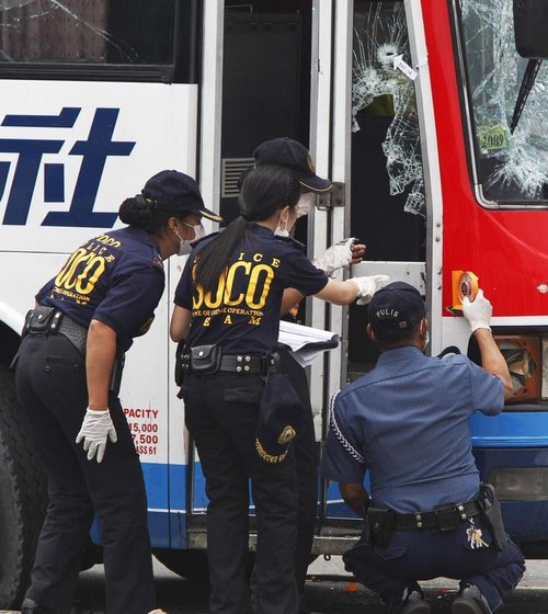 高清组图:菲律宾警方开始勘察犯罪现场