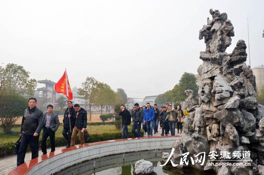 安徽主流媒体组团参观临水酒洞藏基地(图)