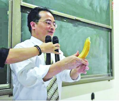 大学开设性教育课 老师拿香蕉教学生戴安全套