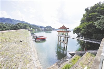 桃源县黄石水库吸引大批游客前来观光旅游_频