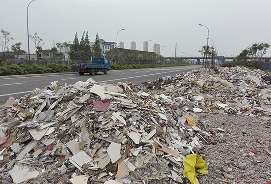 广电东路两侧装修垃圾偷倒规模越来越大