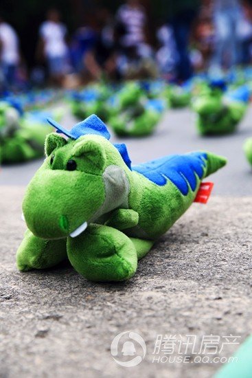 10000只恐龙转阵红梅公园 幕后推手为常州万