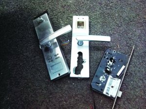 主爆料:阳光龙庭交付不到半年 防盗门指纹锁就