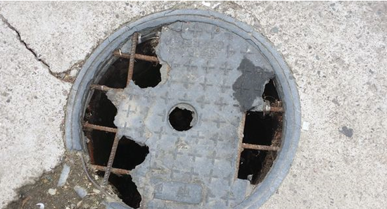 湖塘路桥小商品市场一窨井盖轧坏 钢筋外露_频