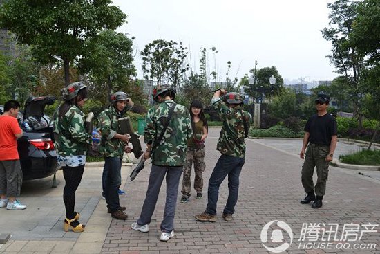 激情战斗 飞扬青春 绿地白金汉宫举办真人CS大