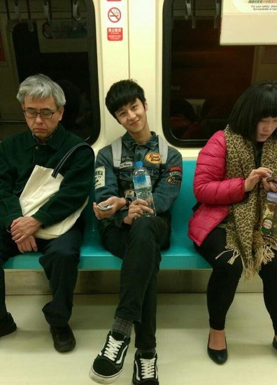 网友地铁偶遇帅哥忙拍照 抓包后被倾城的微笑