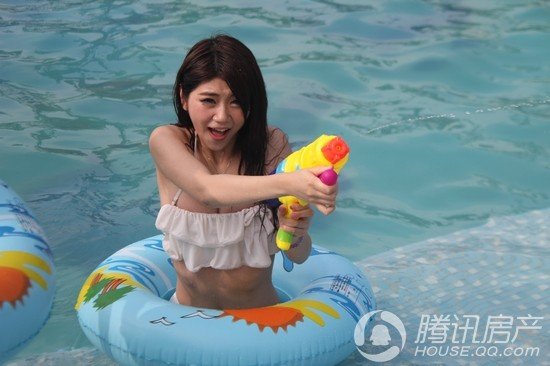 中国玫瑰海泳池派对火爆来袭 比基尼美女点燃