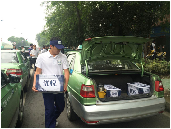 滴滴出租车发起爱心助考活动 橙丝带出租车将