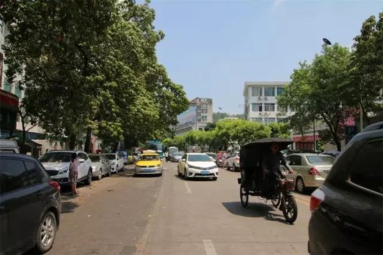 潮州中心医院正门腾出停车位 设置出租车专用