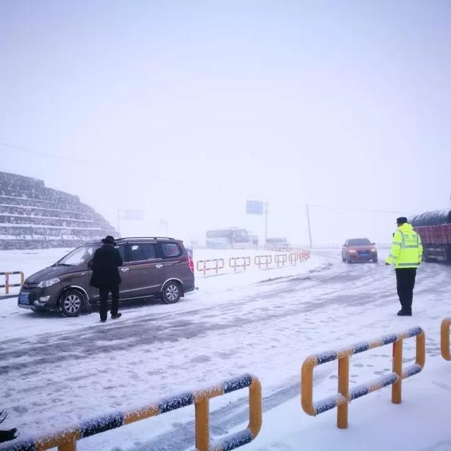 紧急路况!康定折多山突降大雪 客货车实施交通