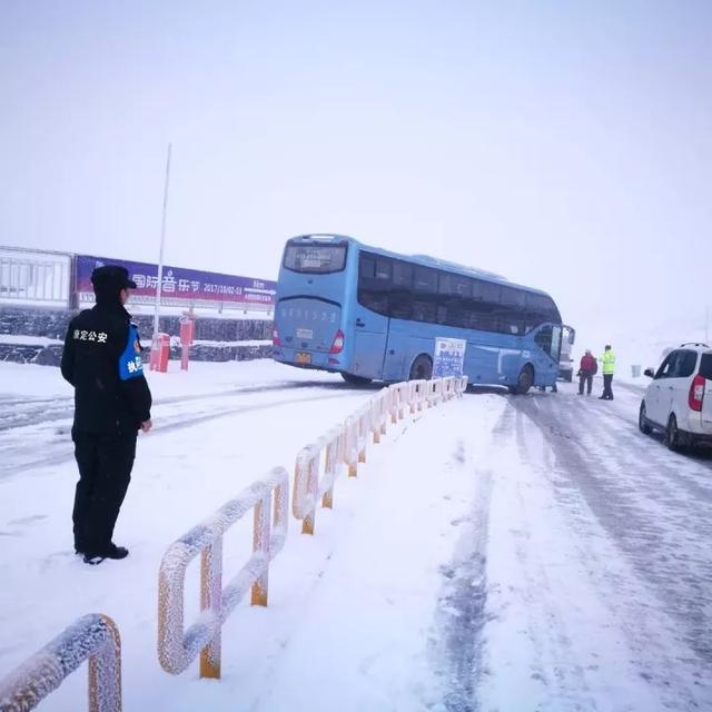 紧急路况!康定折多山突降大雪 客货车实施交通