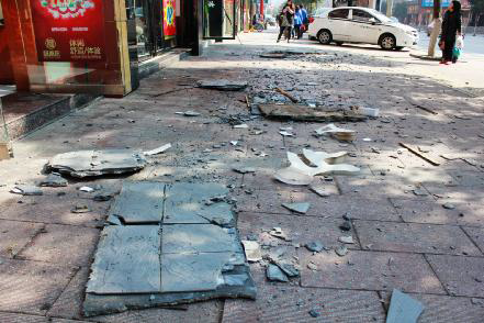 郴州一茶馆外墙瓷砖突然掉落 砸坏了招牌吓坏