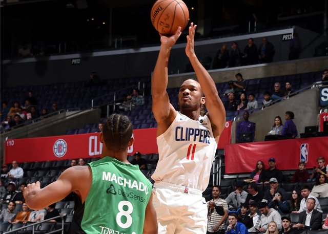 快船NBA比分持续攀升核心球员爆发掀翻西部劲旅引爆全场欢呼