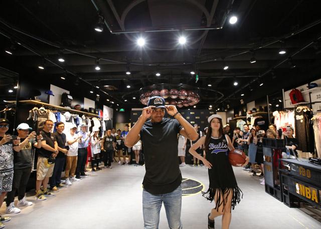 加里-哈里斯出席第100间NBA潮流服装店开幕仪式