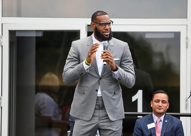 激励下一代 詹姆斯荣获儿童选择奖两项大奖