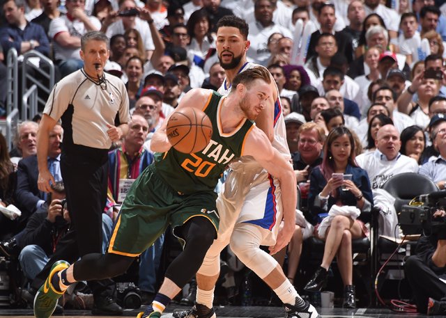 视频-毕竟少帮主 伦纳德扭腰折叠上篮_NBA中