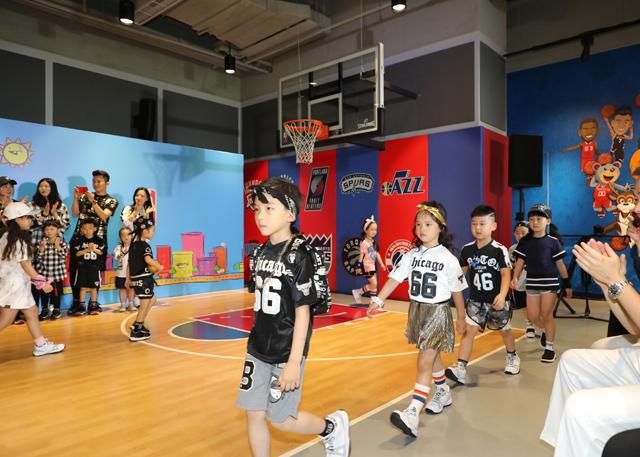 NBA Playzone举行时尚童装秀,道贺NBA孩童风潮流动服饰在中国浩瀚上市