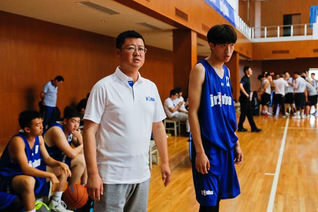 【筑梦人说】篮球引路人——外事学校教练陈峰