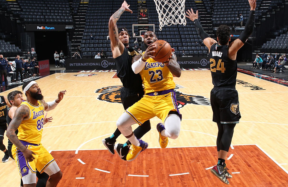 湖人NBA直播带你直击斯台普斯中心热血沸腾的主场氛围