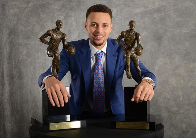 庆祝库里MVP两连庄 NBA官方商城首发纪念T