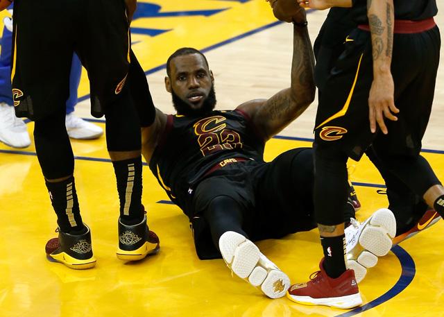 裁判报告:最后36.4秒詹姆斯阻挡犯规没吹错