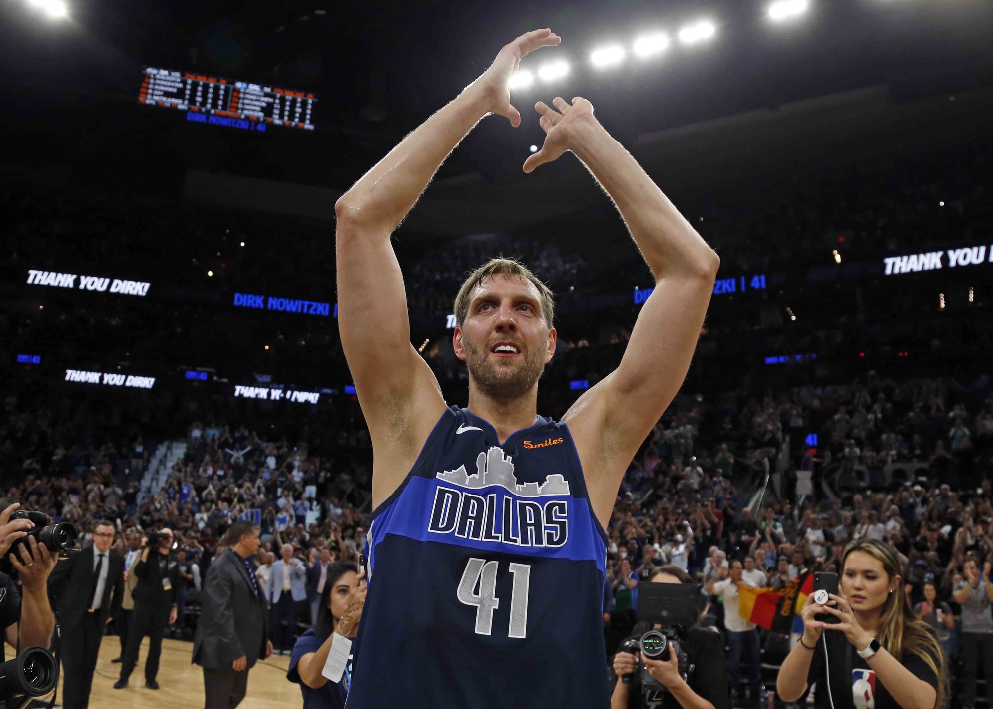 NBA战报独行侠大胜灰熊东契奇三节打卡贡献三双数据