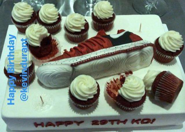 纸杯蛋糕上阵！杜兰特的生日蛋糕造型别致