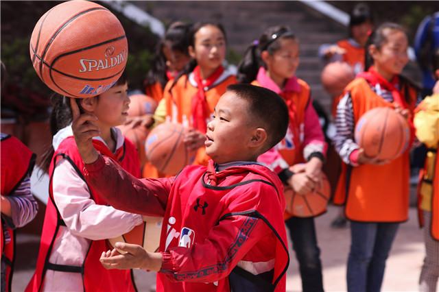 星星之火在这里点燃！Jr.NBA携手四川省校园篮球共筑凤仪乡苗族小学篮球梦