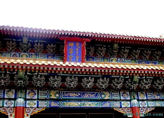 照理论上说,皇帝住乾清宫,皇后住坤宁宫,太后住养心殿之西的慈宁宫
