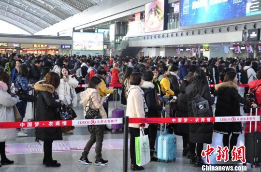 成都机场进入春运预热期 单日进出港航班量增至近两月来最高 