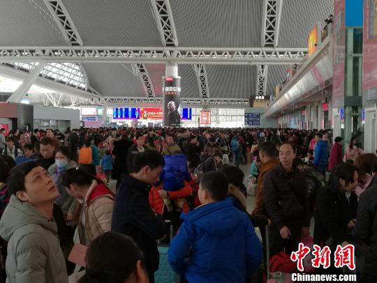 广铁全面提运力应对节前客流高峰 日加开列车近200对