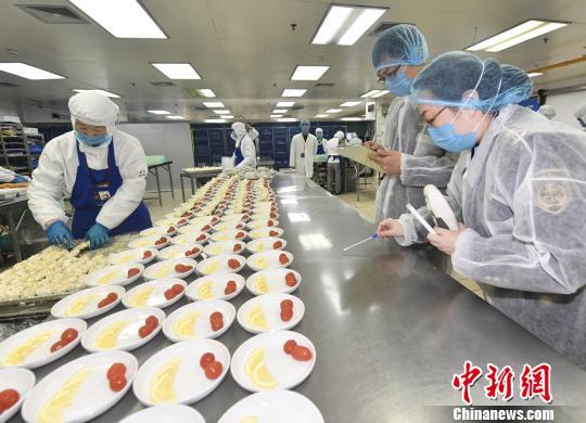 上海多措并举严保中外旅客空中“舌尖上的安全”