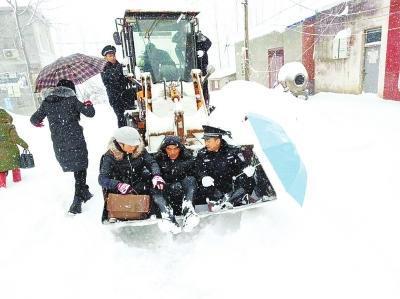 信阳全城总动员抗击雪灾 中小学今天起继续停课 