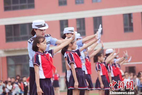 探访湖北首支交警“警花队”:坚守一线 铁骨柔情