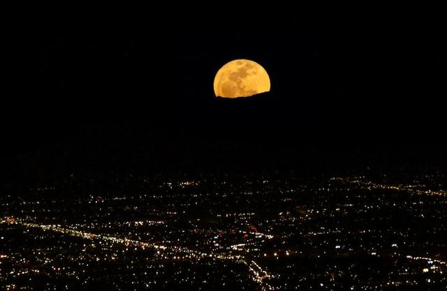今晚夜空上演超级月亮 比平常大14%,亮30%