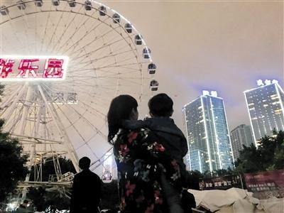 重庆游乐园26年摩天轮退休 5000市民赶来告别 