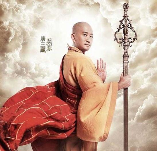 最考验颜值的"灯泡头",不过光头造型的吴京依然经受住了考验,帅气逼人