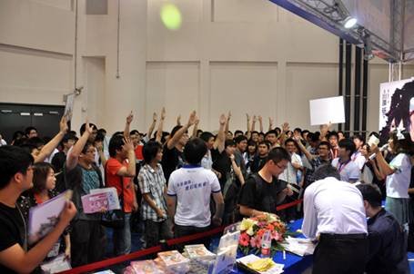 <em>俺妹</em>作者伏见司登台 粉丝热情撼动全场_动漫