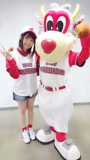 竹达彩奈扮棒球女神发球萌力四射