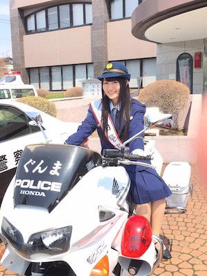 制服诱惑！小仓唯担任一日警察局长引发关注