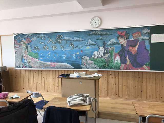 日本開學了！前輩用《你的名字》黑板畫迎新生