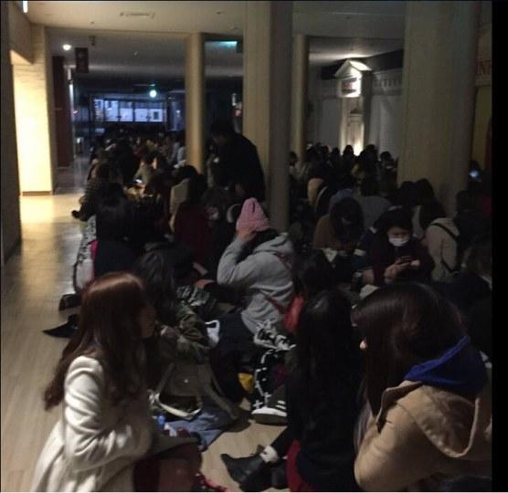 《阿松》池袋活动近千名粉丝熬夜排队