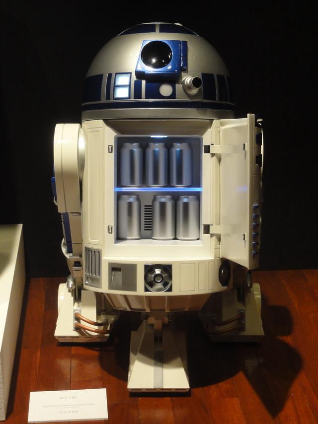 ヘ*ョ様 スターウォーズ R2D2 冷蔵庫 等身大「R2-D2」冷蔵庫に、缶1本を冷やすダース・ベイダーの