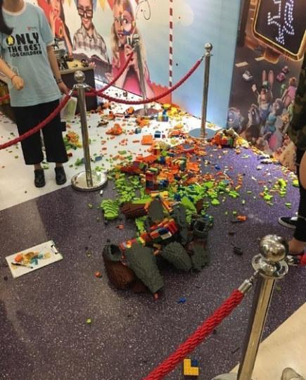 “乐高尼克狐”展出一小时后被熊孩子推倒