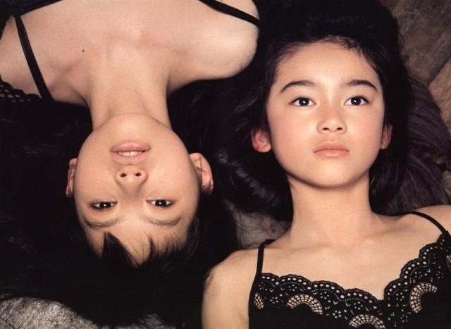 企鹅娘吐槽：小萝莉当底盘？中国餐馆也开始玩女体盛了！