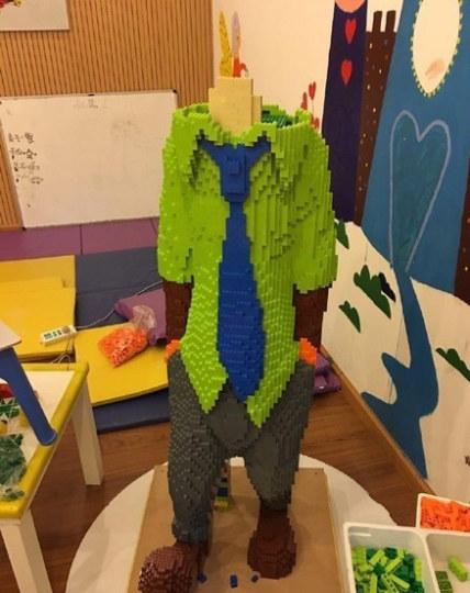 “乐高尼克狐”展出一小时后被熊孩子推倒