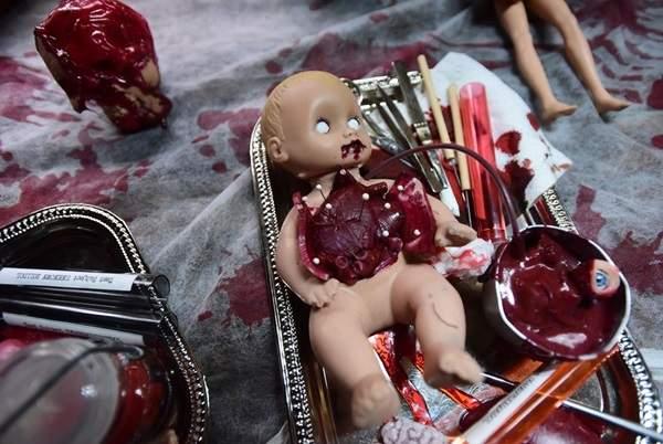 血腥小鬼等你来玩!歪果仁夫妻打造恐怖娃娃屋
