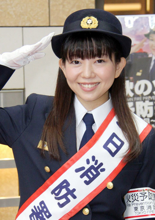 制服诱惑！声优牧野由依出任一天消防署长