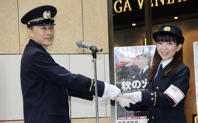 制服诱惑！声优牧野由依出任一天消防署长